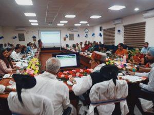 नगर विकास मंत्री ने की योजनाओं की समीक्षा, लाभुकों को सौंपी पीएम आवास की चाबी