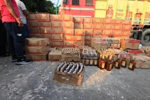 रूई की गांठों में छिपा रखी थी विदेशी शराब, गोपालगंज में ट्रक से 900 कार्टन लीकर के साथ तस्कर गिरफ्तार