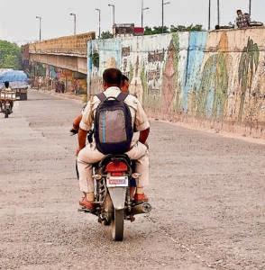 Hajipue News : शहर में बिना नंबर प्लेट और हेलमेट के घूम रहे पुलिसकर्मी