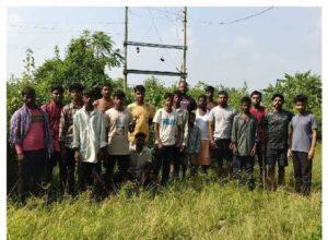 नावाडीह मोनाटोला में जुगाड़ से बिजली जला रहे हैं 20 घरों के लोग आठ वर्षों पहले पोल लगा, नहीं मिली तार व ट्रांसफॉर्मर.