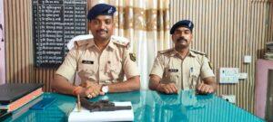Motihari: शराब पकड़ने गयी पुलिस को तस्कर के घर से मिला अवैध हथियार व गोली