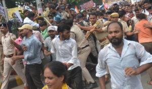 टीआरइ-4 की वैकेंसी 1.20 लाख करने की मांग को लेकर अभ्यर्थियों का प्रदर्शन, पुलिस ने बरसायीं लाठियां