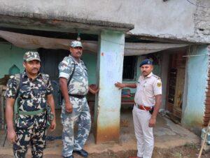 फरार अभियुक्त के घर चिपकाया गया इश्तेहार
