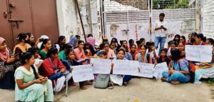 Gopalganj News : महेंद्र महिला काॅलेज के गेट पर छात्राओं ने दिया धरना, विवि के खिलाफ आक्रोश