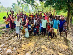दिनारी कोलटोला के ग्रामीणों ने सड़क निर्माण को लेकर किया प्रदर्शन