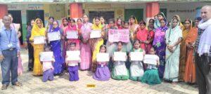 Giridih news: नियमित विद्यालय आने वाले बच्चों व उनके अभिभावकों को किया गया सम्मानित