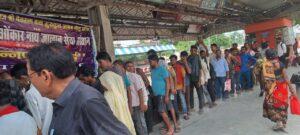 Motihari: बापूधाम रेलवे स्टेशन पर जरूरतमंदों को कराया गया भोजन