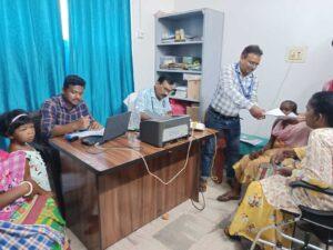 दिव्यांग शिविर में 98  लोगों की हुई स्वास्थ्य जांच
