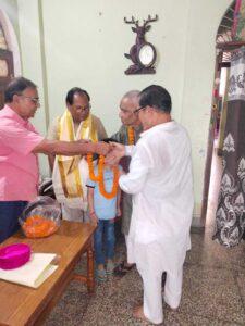 हिंदी दिवस की पूर्व संध्या पर साहित्यकार को सम्मान