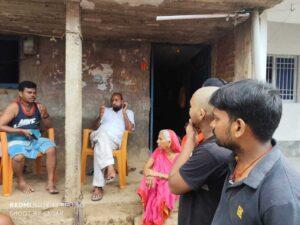 Giridih news: मृत मजदूर के घर पहुंचे पूर्व विधायक, बंधाया ढाढस