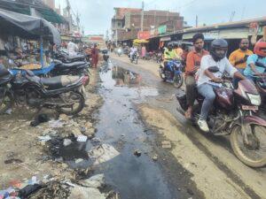 गिरधरियां मोड़ पर जलजमाव व सड़क पर फैले कचरे से लोग परेशान