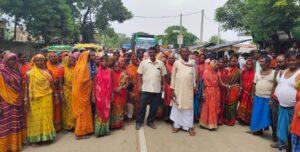 राहत व सहायता राशि की मांग को लेकर बाढ़ पीड़ितों ने एनएच-80 किया जाम, यात्री परेशान