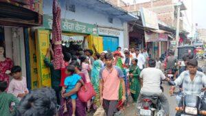 थावे में यूरिया के लिए किसानों में मचा हाहाकार, किल्लत से बढ़ीं मुश्किलें