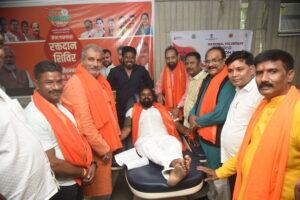 Jamshedpur news. प्रधानमंत्री नरेंद्र मोदी के जन्मदिन पर भाजयुमो जमशेदपुर महानगर ने किया रक्तदान शिविर का आयोजन, 157 युवाओं ने किया रक्तदान