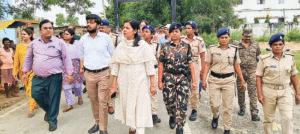 Hajipur News : महुआ और पातेपुर डिस्पैच सेंटरों का डीएम ने किया निरीक्षण