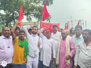 सीपीएम ने आमस प्रखंड में ग्रामीण समस्याओं को लेकर प्रदर्शन किया