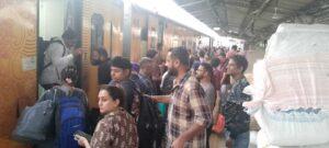 Chaibasa News : ट्रेनें फुल, सीट के नीचे सफर मजबूरी
