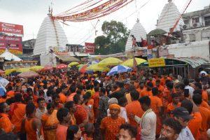 Baba Dham : बाबा बैद्यनाथ मंदिर में चल रहा बड़ा खेल! श्रद्धालुओं से पैसे लेकर मंदिर में एंट्री कराने का आरोप, जांच शुरू