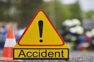 मुजफ्फरपुर में बेकाबू पिकअप ने बाइक सवार दंपती सहित छह लोगों को मारी ठोकर, फिर पोल से टकराकर पलटा