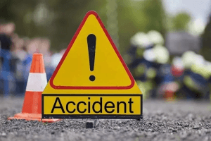 रांची में अनियंत्रित बाइक सड़क किनारे रखे पाइप से टकरायी, युवक और किशोरी की मौत, एक घायल