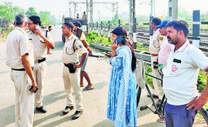 hajipur news. रेलवेलाइन किनारे लहूलुहान अवस्था में युवक का शव बरामद