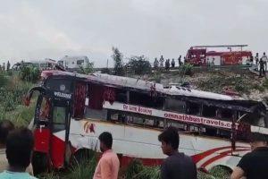 बिहार से दिल्ली जा रही बस इटावा में पलटी, दो की मौत, 50 से अधिक जख्मी