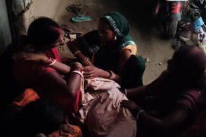 Bihar News: गर्भवती पत्नी के सामने फंदे से झूला पति, शराब पीने को लेकर हुआ था विवाद