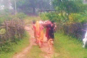 Bokaro News: न सड़क, न सुविधा… खटिया बनी एंबुलेंस, बीमार महिला को यूं पहुंचाया गया अस्पताल