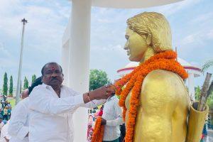 भोगनाडीह में ग्रामीण और प्रशासन के बीच बवाल के बाद शुरू हुआ कार्यक्रम, शिक्षा मंत्री ने सिदो-कान्हू को दी श्रद्धांजलि