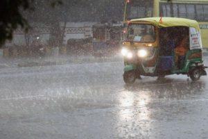 Bihar Rain Alert: बिहार के इन जिलों में अगले 6 दिन तक होगी भयंकर बारिश, IMD ने जारी किया डबल अलर्ट