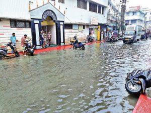 Heavy Rain Havoc: रांची में झमाझम बारिश से जलजमाव, कई इलाकों में घुटनों तक भरा पानी, डीसी ने दिये ये निर्देश