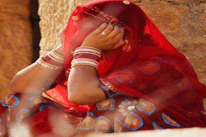 बिहार में पति ने पत्नी के प्राइवेट पार्ट में डाली मिर्च, गर्म आयरन से दागा, अवैध संबंध के शक में दो दिनों तक बनाया बंधक