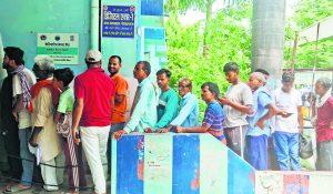 Gopalganj News : सदर अस्पताल में धूप में घंटों कतार में खड़े दिखे मरीज, हड्डी फ्रैक्चर महिला तड़पती रही, बेपरवाह रहा सिस्टम