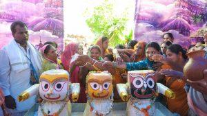 108 कलश शीतल जल से भगवान जगन्नाथ को कराया महास्नान