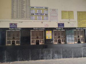 मुंगेर रेलवे स्टेशन पर एक शिफ्ट में खुलता है रिजर्वेशन काउंटर, यात्रियों को हो रही परेशानी