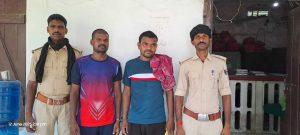 छापेमारी करने गयी पुलिस से उलझे ग्रामीण, 10 लीटर शराब के साथ दो तस्कर गिरफ्तार