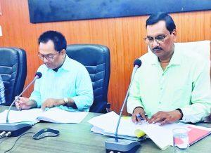 Gopalganj News  : कार्यों में लापरवाही पर बिफरे डीएम, समय पर काम पूरा नहीं होने पर कार्रवाई की दी चेतावनी