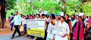 खड़गपुर में रेलवे अतिक्रमण को लेकर बढ़ा तनाव डीआरएम के ट्रांसफर की मांग पर विशाल रैली