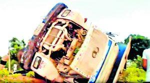 ब्रिज के सामने अनियंत्रित होकर वाहन पलटा, दो जख्मी, यातायात बाधित