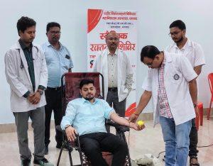 Dhanbad News : धनबाद उपायुक्त ने किया रक्तदान, लोगों से भी की रक्तदान की अपील