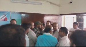 मीरगंज नगर परिषद में बैठक के बाद हुई धक्का-मुक्की का वीडियो वायरल