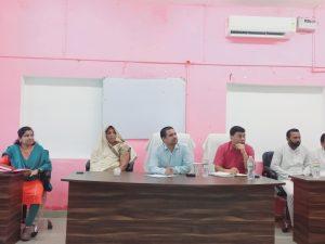 बाढ़काल अवधि में जनप्रतिनिधि व पदाधिकारी मिल कर करें कार्य: डीएम
