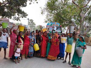 पेयजल संकट से जूझ रहे ग्रामीणों ने किया सड़क जाम