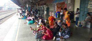 Deoghar News : ट्रैफिक ब्लॉक के कारण विलंब से चली कई ट्रेनें