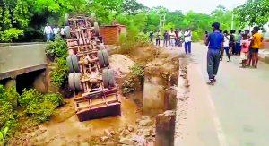 Jehanabad : बालू लदा हाइवा पलटा, चालक और उपचालक बचे