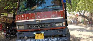 तीन हादसे कर भागा ट्रक चालक, गुस्साये ग्रामीणों ने की पिटाई