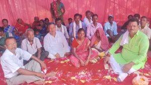Dhanbad News : फर्जी पुत्र बन नौकरी करने वाले पर कार्रवाई के लिए मृत कर्मी के परिजनों ने दिया धरना