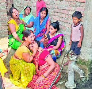 Saran News : टायर फटने से पलटा पिकअप, दो महिलाओं व एक बच्चे समेत पांच की मौत, 20 घायल