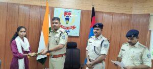चोरी-गुम हुए 13 मोबाइल को उनके मालिकों को लौटाया गया