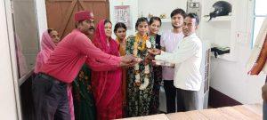 नीट में सफल संघमित्रा मौर्य को किया सम्मानित